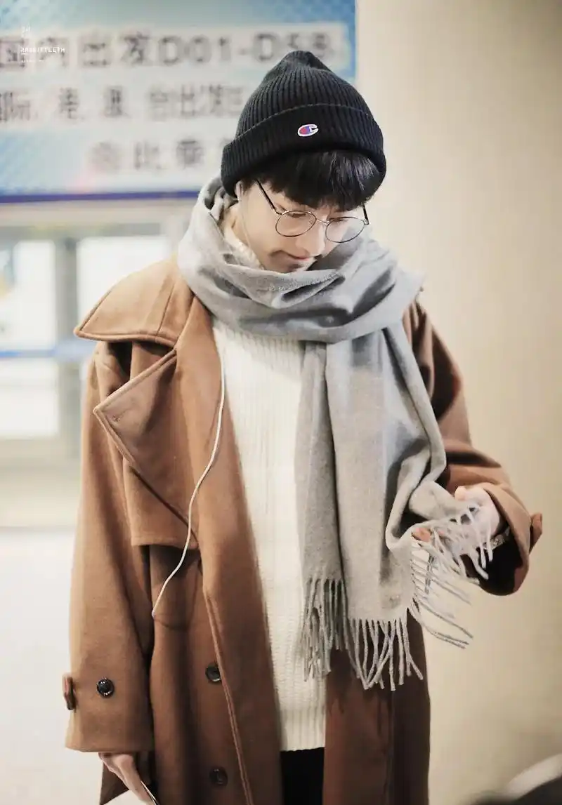 肖战驼色毛呢大衣配白色中领毛衣日系范满满保暖又很帅气