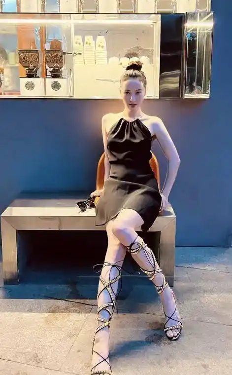 最后一张照片中,孙晶晶飘散着长发,头发一直到腰部;从侧面看她鼻梁