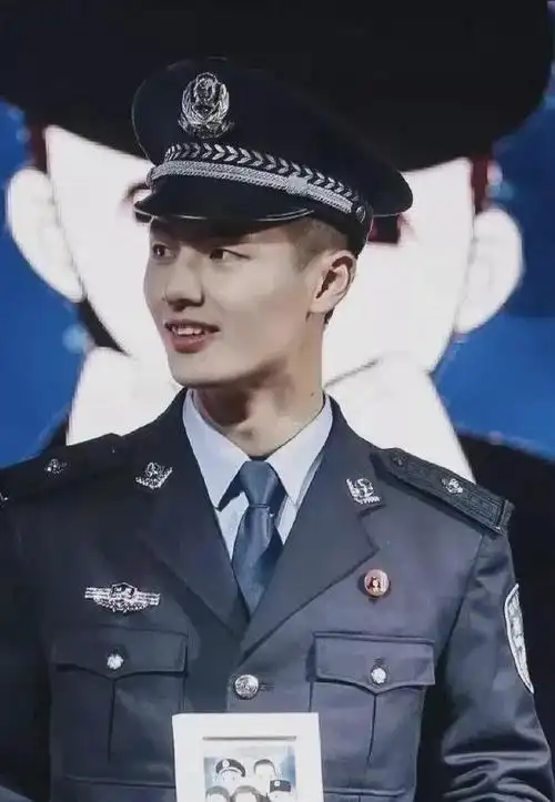 长沙特警帅哥vs成都肌肉特警选一个当男友你选谁