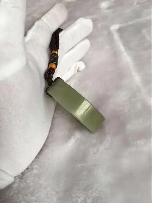 夏天了,这件环形腰珮挂在腰间挺别致漂亮的,不仅可以随手把玩,更显