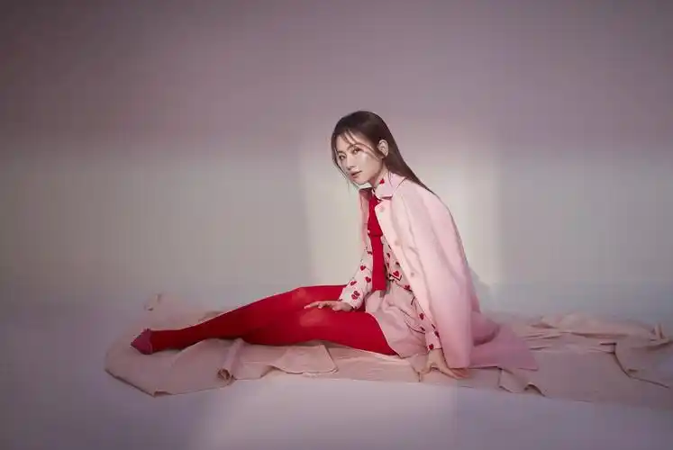 selina时尚大片释出 笑容温柔坚定尽显多重魅力_任家萱