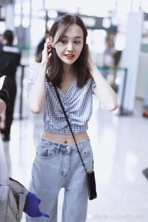 郑爽机场素颜照被曝光a4腰抢镜又瘦又美