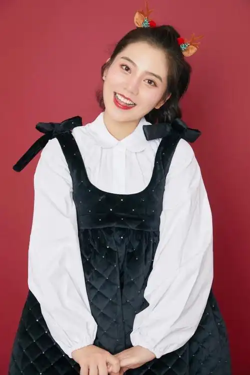 纯色背景下拍半身照,7个姿势要学会,怎么拍都很美