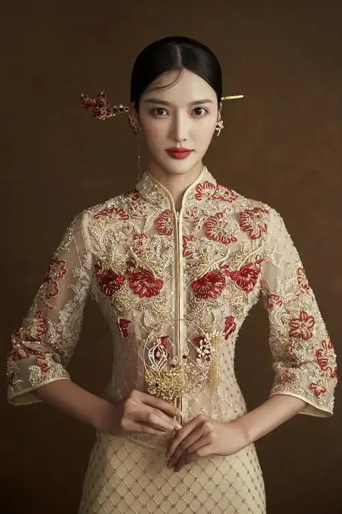 倒叙新中式嫁衣将中式文化融会贯通,用新潮的时尚元素,诠释新的中式