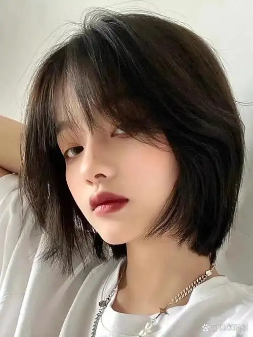2022年最火短发发型 	 本次齐肩短发 初恋头 法式刘海