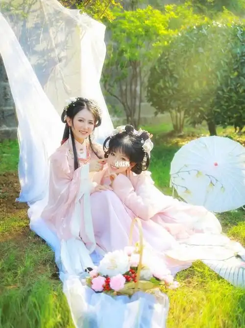 闺蜜汉服写真你来的话日子会甜一点