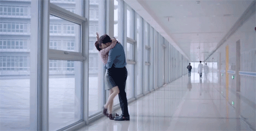 亲吻gif搞笑gif大庭广众gif开放gif