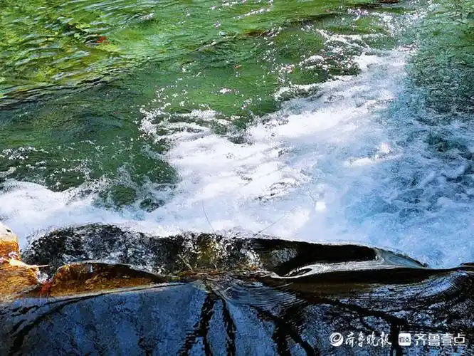 泉水汩汩流淌如一片丝绸,在阳光的晕染下,散发出独特的光辉.