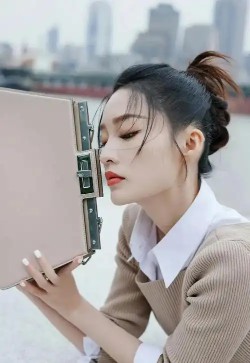 高清锁屏壁纸《李沁》第1649期_网易订阅