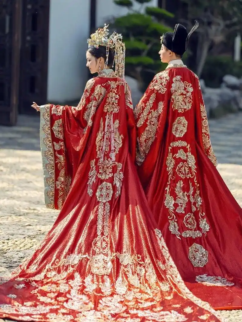 不仅展现了唐制的风格,更融入了现代元素,让你们在婚礼上焕发出盛世