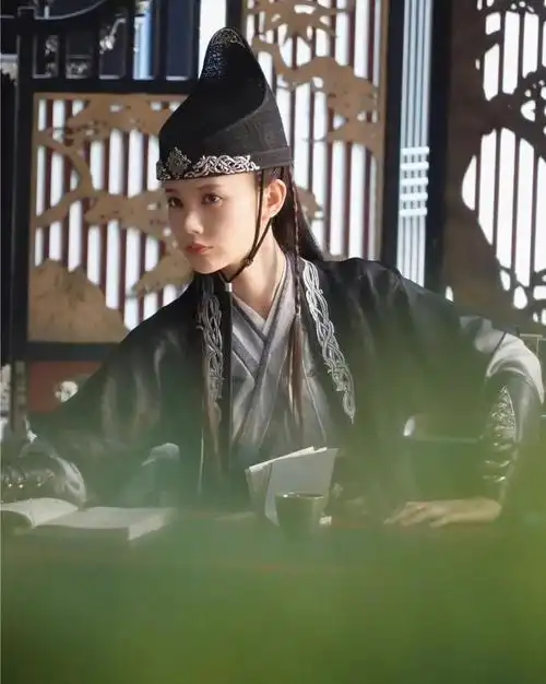 李一桐古装造型,芳菲妩媚,明艳动人!__财经头条