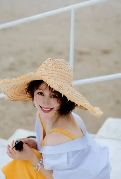 练练春日海边写真穿橙色吊带裙浪漫十足_生活_表演_照片