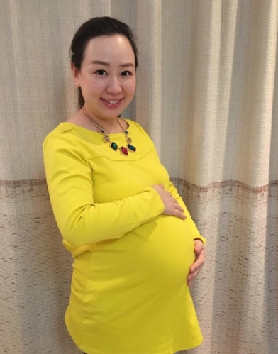 2月5日报道 今日(2月5日),关凌在微博晒出两张挺着大肚子的照片,称"