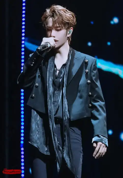 190602乐华十周年演唱会uniq王一博crlogo