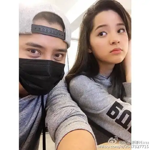 新浪娱乐讯 29日,欧阳娜娜微博晒出与罗志祥的合照,她头发披散在一侧