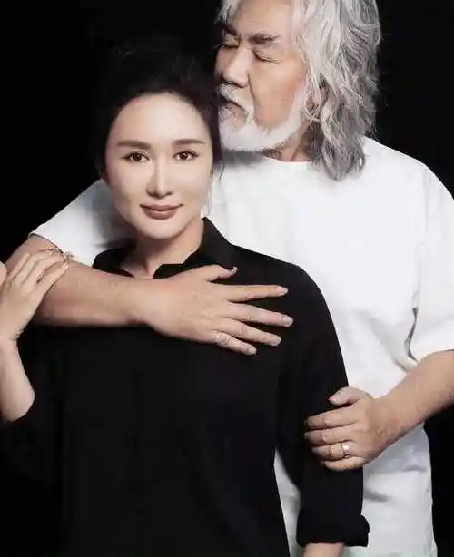 知名导演张纪中晒和娇妻合照秀恩爱,网友们的评论让人笑死了_杜星霖