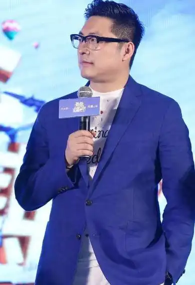 王岳伦携新欢甜蜜看展,小女友穿透视装身材吸睛,颜值被路人夸赞