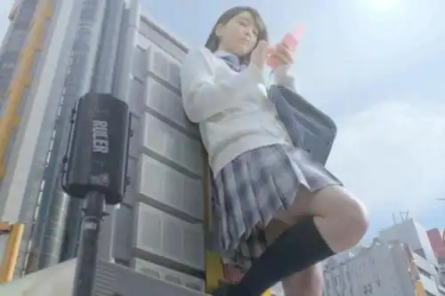 东京女巨人走红网络 美少女变巨人令宅男看直眼