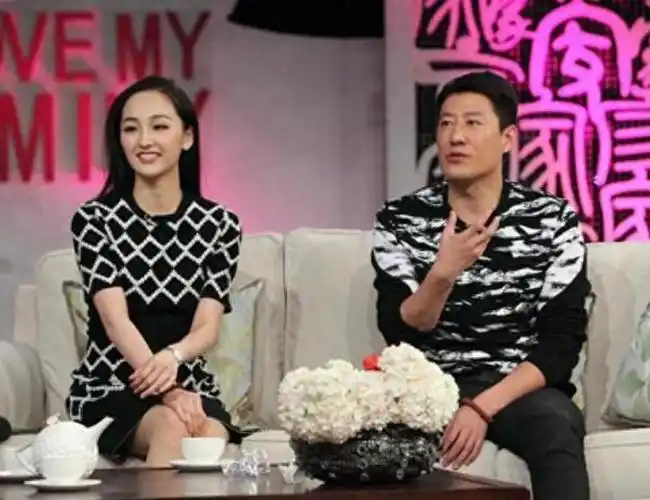 回顾于震二婚娶小13岁娇妻婚后生三胎如今一家五口其乐融融