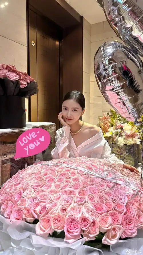 杜淳为老婆庆生,送王灿巨型玫瑰高调示爱,亲吻对方脸颊超甜蜜