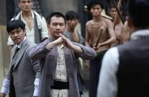 饰演斧头帮帮主琛哥,并于2005年凭借该影片获得了第24届香港电影金像