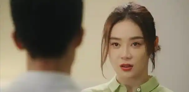 袁姗姗回家参加弟弟婚礼,戴帽不抢新娘风头,身材却尽显明星高调