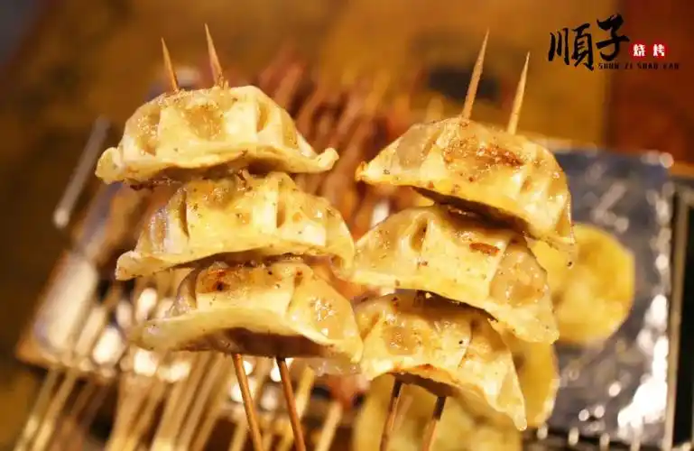 饺子皮烤的焦焦韧韧,脆脆的外皮嚼着咯吱咯吱~没吃烤饺子的我,一口就