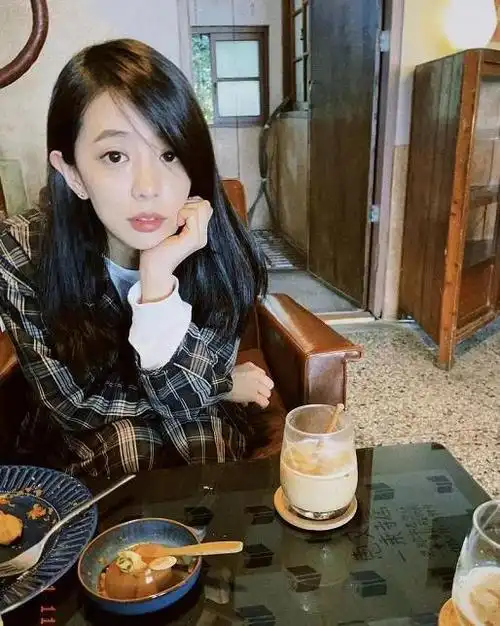 丁文琪晒合照庆木婚与林宥嘉吃大餐幸福抱怨只有我一人变猪