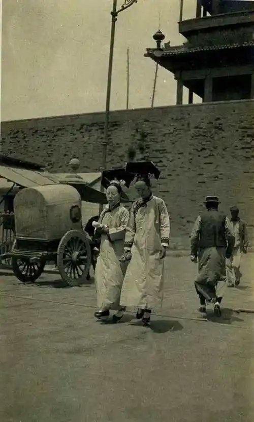 老照片: 清朝宫女出宫真实场景, 原来清朝的宫女长这样!