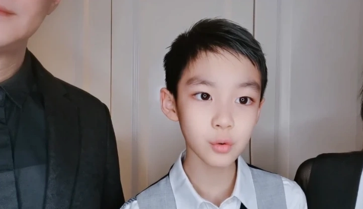 前央视主持人曹颖一家录视频猛用滤镜脸变形儿子眼睛很吓人