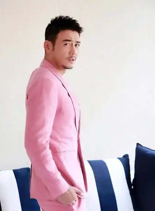 杨烁搂老婆高调秀恩爱,穿橘红色t恤配破洞牛仔裤,大叔变帅小伙_感觉