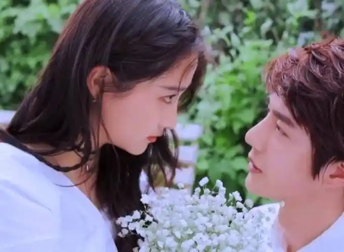 原创王一博关晓彤策划照被疯传甜蜜对视超虐粉丝放开让我来