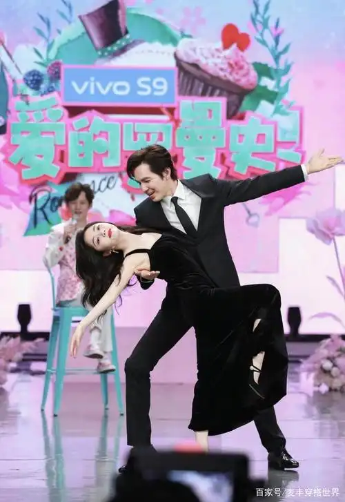 谭松韵与钟汉良热舞,黑色吊带长裙复古大气,成熟风妩媚