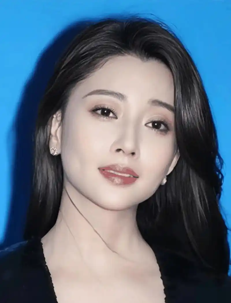 殷桃的原图和经过精修的照片,尽管第一张经过精修后看起来非常漂亮