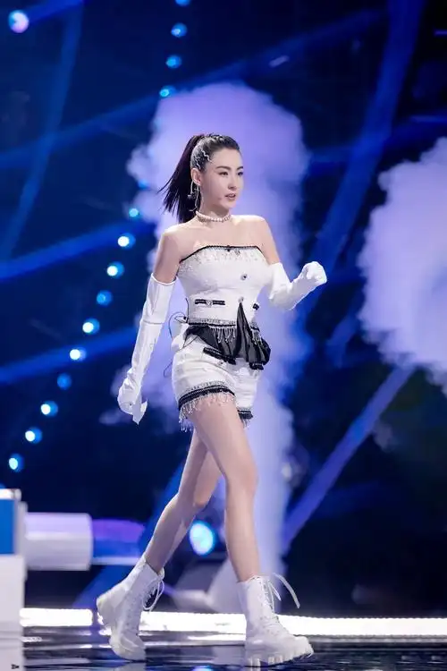 《乘风破浪的姐姐2》即将上线第三期,期待张柏芝的精彩表现!