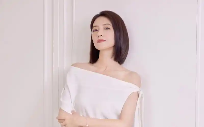 高圆圆骑车接女儿放学,4岁女儿穿搭超有范,和路人唠嗑好接地气