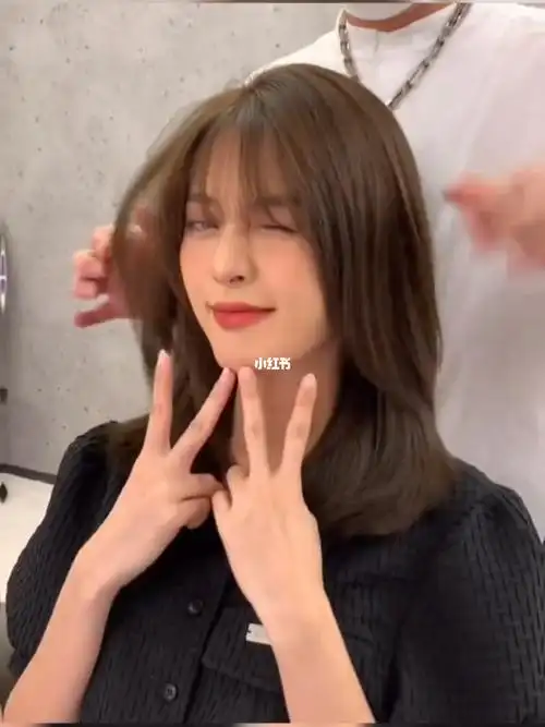 减龄中长锁骨发显脸小瘦脸的发型法式刘海