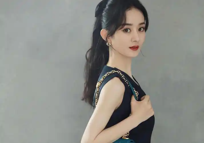 赵丽颖最新封面大片黑长直暴露御姐属性小细节令网友直呼羡慕