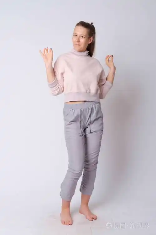 年轻美女全身照