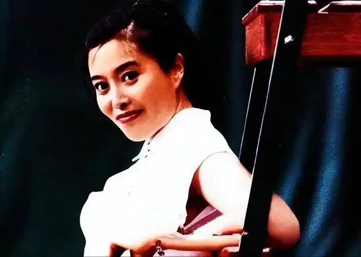 丁嘉丽20多岁,观念非常传统,受父母的影响,适婚的年龄,就想找个人赶紧