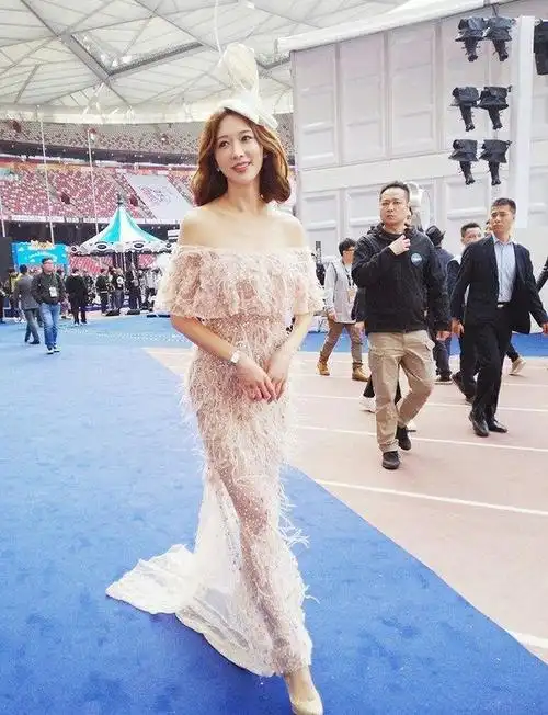 林志玲轻纱透视裙出席活动优雅好身材43岁依旧少女