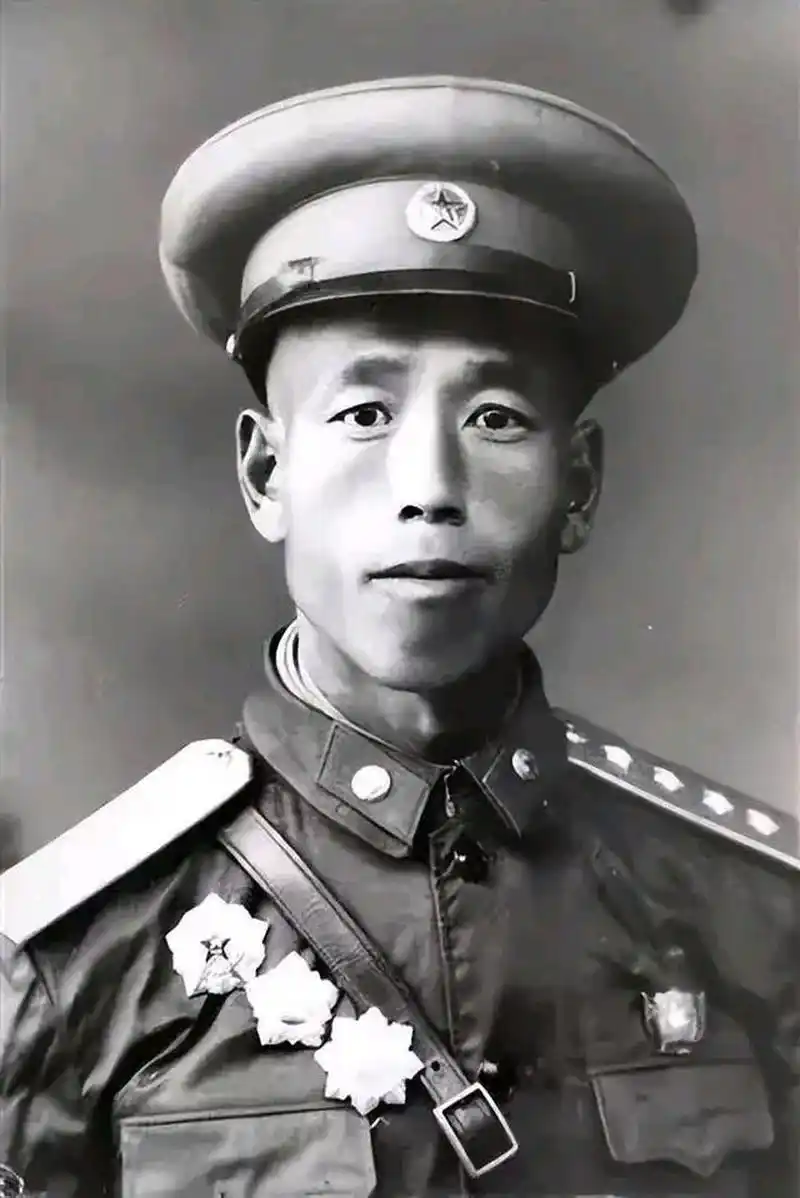 这是50年代,一名开国大尉,罕见的留影,照片中的他看上去非常的精干