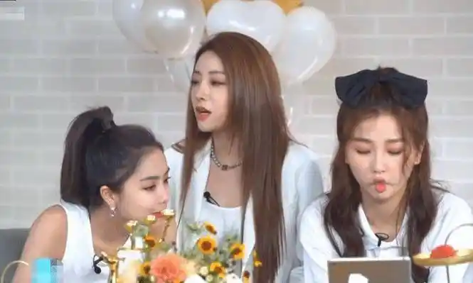 没滤镜后妆容太廉价,谢可寅还写错字_营业_虞书欣_时候