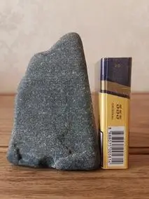 海边的石头一枚 是老夫在崂山海边捡的 净重590克 造型很适