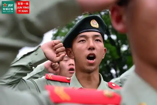 武警兵哥哥着贝雷帽参加集体活动