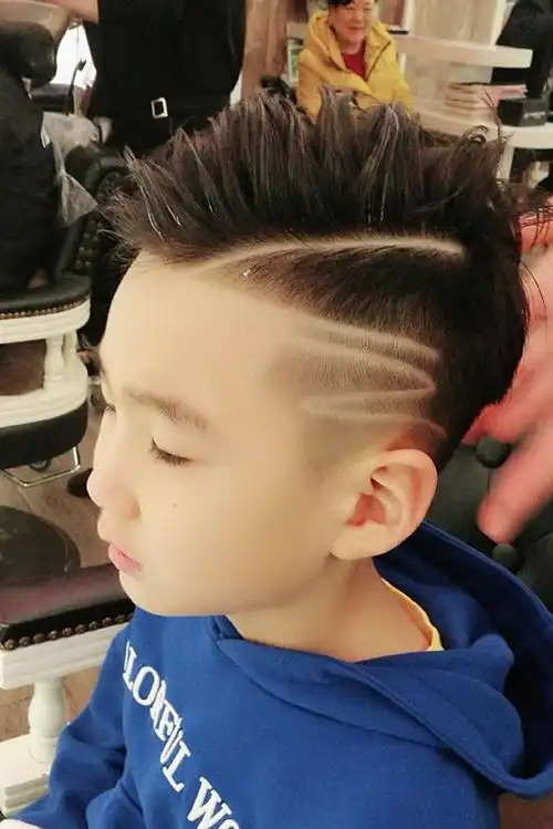 小女孩的发型还是比较好处理的,因为家长一般都