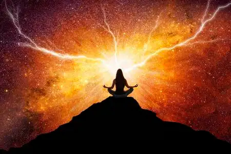 灵性冥想与宇宙能量相连的灵性冥想照片