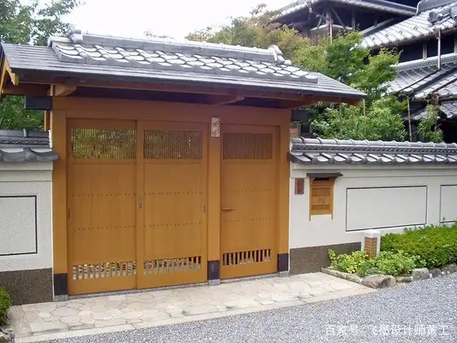 有庭院就该学日本这样折腾,围墙和大门都加一圈屋檐,入户有排面
