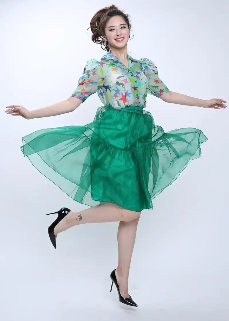 刘烨   主持人  穿绿裙脚踩性感漆皮细高跟 [鲜花]