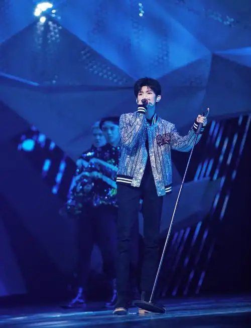 19岁王源现场唱歌状况百出虽然破音了但一看这造型还是想盘